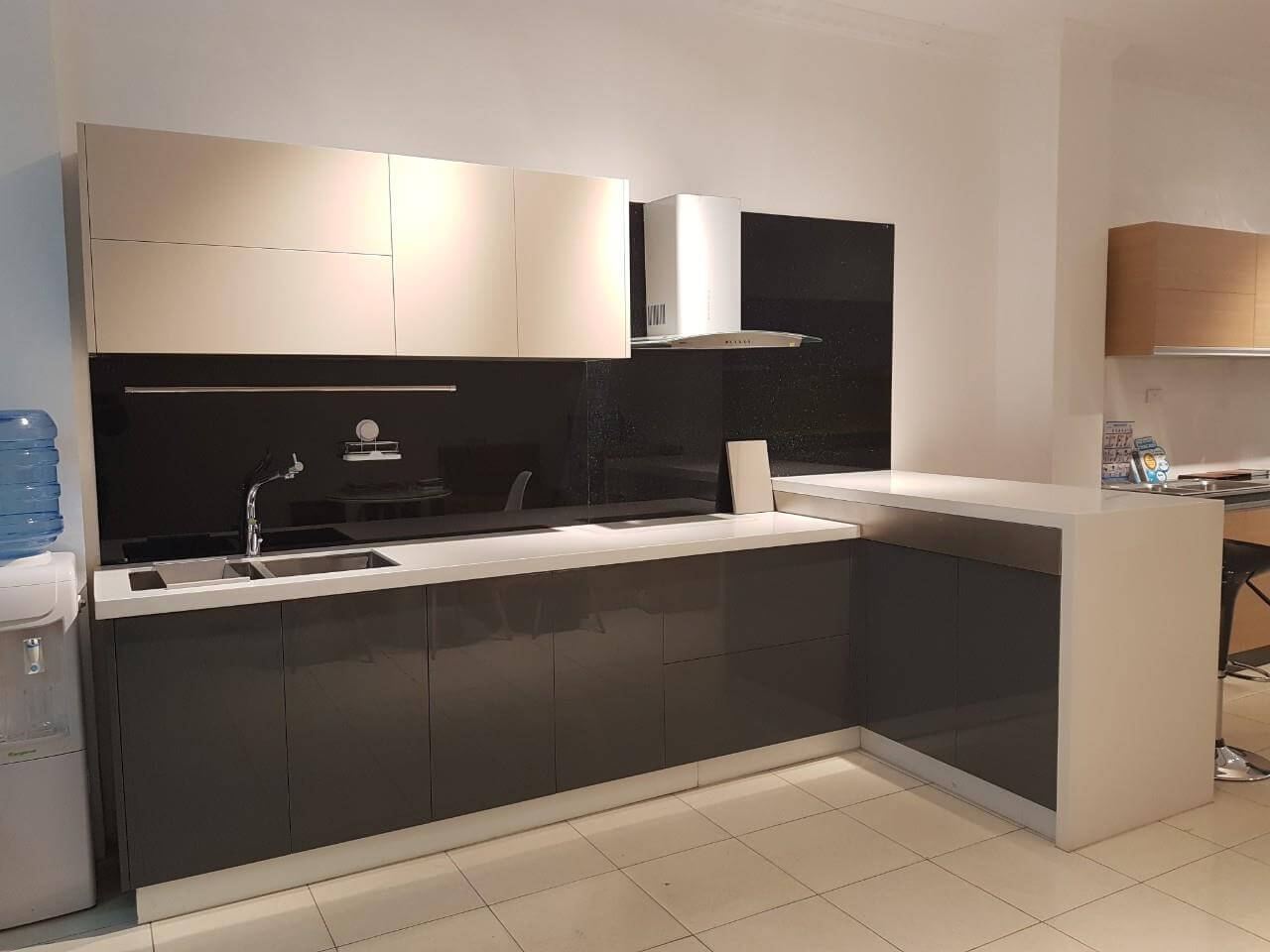 Với những không gian bếp nhỏ hẹp thì thiết kế tủ bếp cần tối giản nhưng đáp ứng các công năng cần thiết cho gia chủ Thiết kế nội thất phòng bếp