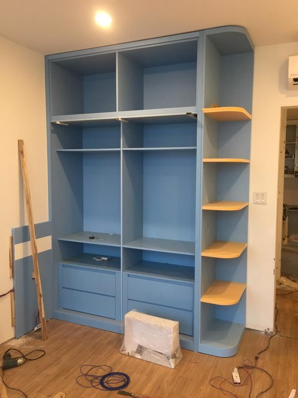 Tủ áo gỗ công nghiệp sơn đang thi công, phòng ngủ bé nhà chị Đào chung cư Thăng Long No1