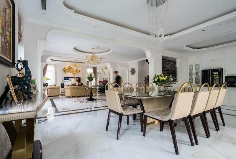 Một bộ bàn ghế ăn tân cổ điển được đặt ở giữa phòng ăn của biệt thự.