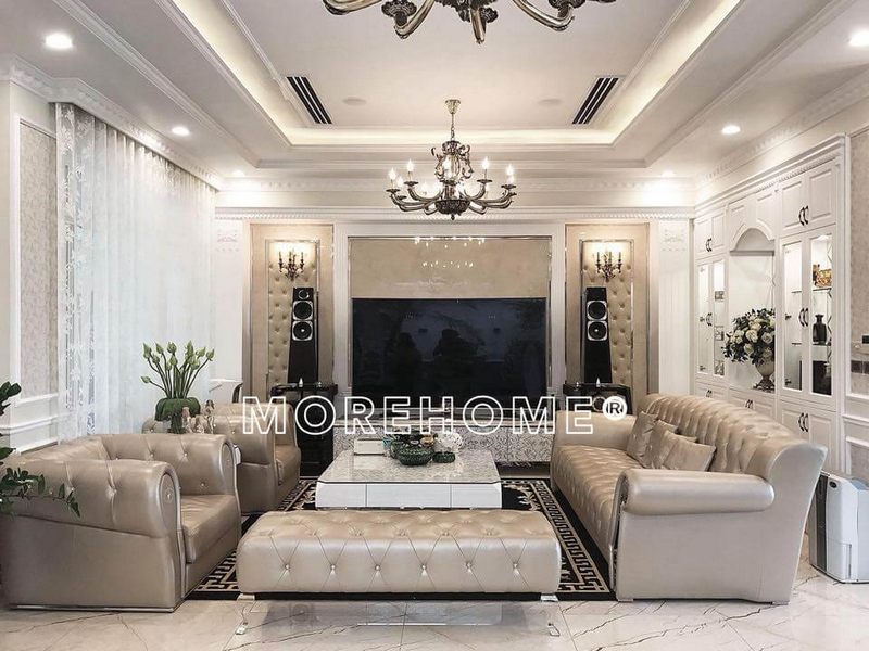 Không gian phòng khách của biệt thự Ciputra là đẳng cấp và sang trọng, được trang trí bởi bộ sofa da tân cổ điển màu sữa.